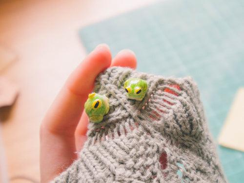 Green Frog and Brown Toad Pin