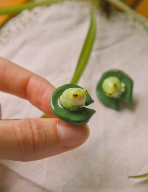 Frog on a lilypad pin