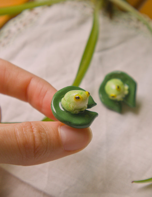 Frog on a lilypad pin