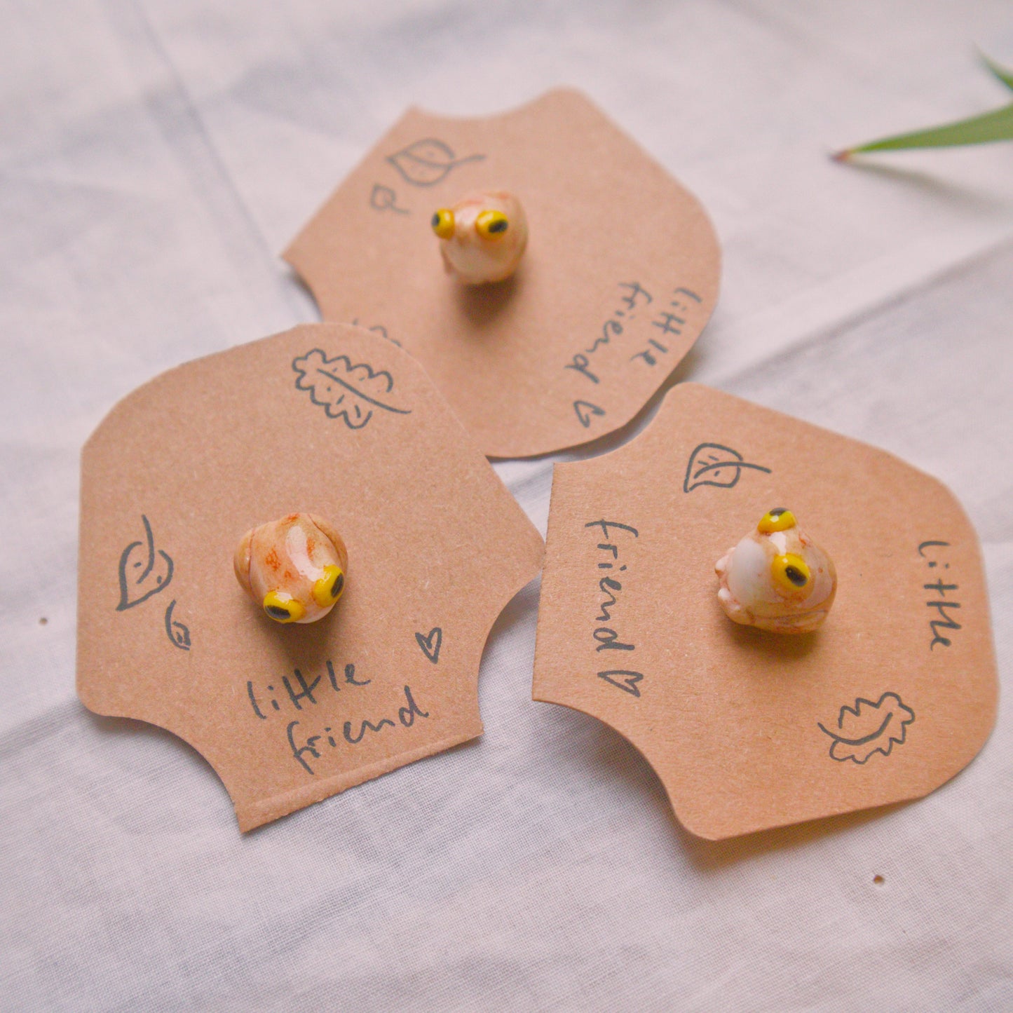green Frog and brown Toad Pin