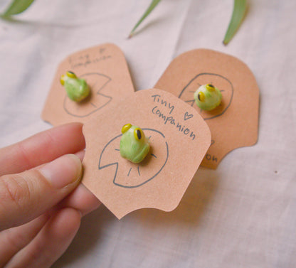 green Frog and brown Toad Pin